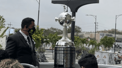 El trofeo de la Copa Libertadores viajará a Lima. Foto: @enprimera_ec