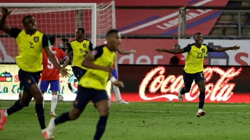 Moisés Caicedo y todo Ecuador celebra el gol ante Chile. Foto: Getty