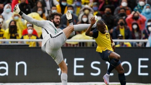 "El arquero no tiene donde poner el pie", el VAR en la falta de Alisson Becker contra Enner Valencia