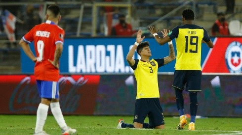 Piero Hincapié celebra el triunfazo ante Chile por las Eliminatorias a Qatar 2022. Foto: Getty