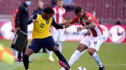 Gonzalo Plata busca superar a Héctor Martínez en el Ecuador-Paraguay de la primera ronda. Foto: Getty