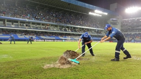 La lluvia retrasó el inicio y luego aplazó el partido. Foto: API