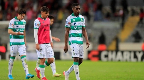 Félix Torres no tuvo su mejor partido en Santos. Foto: GettyImages