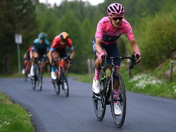 Richard Carapaz sigue como líder en el Giro De Italia, pero ahora su ventaja es mínima