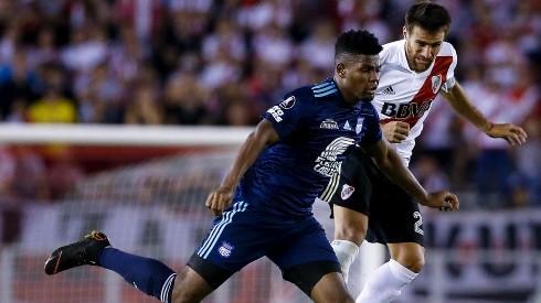 Marlon de Jesús vistiendo la camiseta del Emelec frente a River en el Monumental.