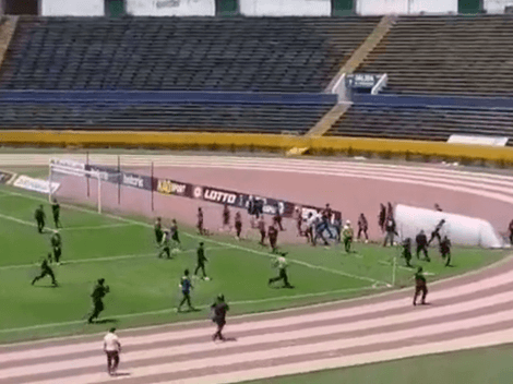 VIDEO | Hinchas de Deportivo Quito ingresan a la cancha y agreden al árbitro