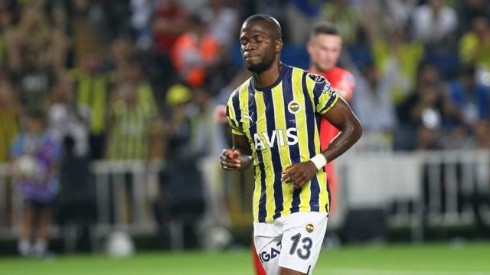 (VIDEO) Patada sin balón: Enner Valencia sale expulsado en el Fenerbahce