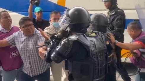 (VIDEO) Vergonzoso: Policías atacaron a periodistas en el Clásico del Astillero