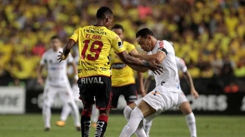 Aimar en disputa del balón por Copa Libertadores. Foto: Getty Images.