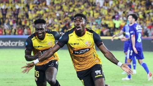 Carcelén celebrando un gol ante Emelec. Foto: API.