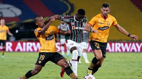 Nixon Molina en disputa del balón ante Fluminense, por Copa Libertadores. Foto: Getty Images.