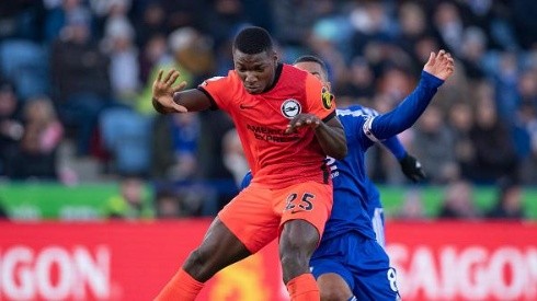 Moisés Caicedo en la disputa del balón, ante Leicester City. Foto: Getty Images
