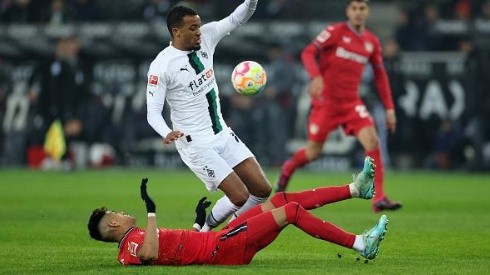 Piero Hincapié defendiendo en el duelo de Bundesliga. Foto: Getty Images.