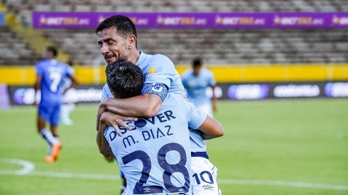 Díaz celebra con Martínez uno de los goles de la Católica. Foto: API.