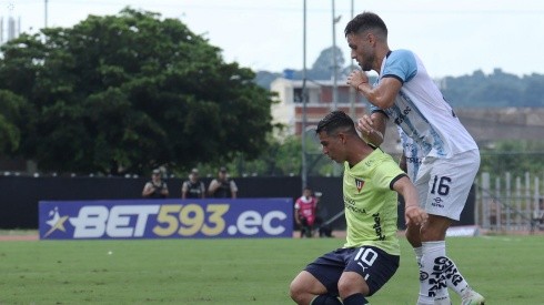 Alvarado luchó por la posesión en el partido ante Guayaquil City. Foto: API.